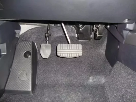 verschillende opties gasbediening autoaanpassing gaspedaal links