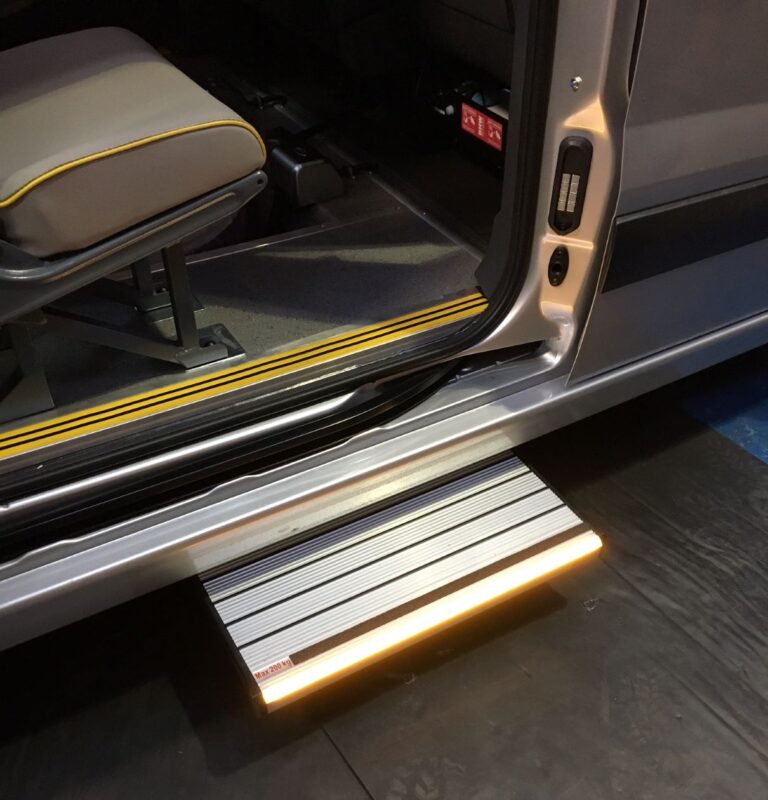 in -en -uistap hulpmiddelen voor een auto Opstaptrede om makkelijk in de auto te stappen. autoaanpassing