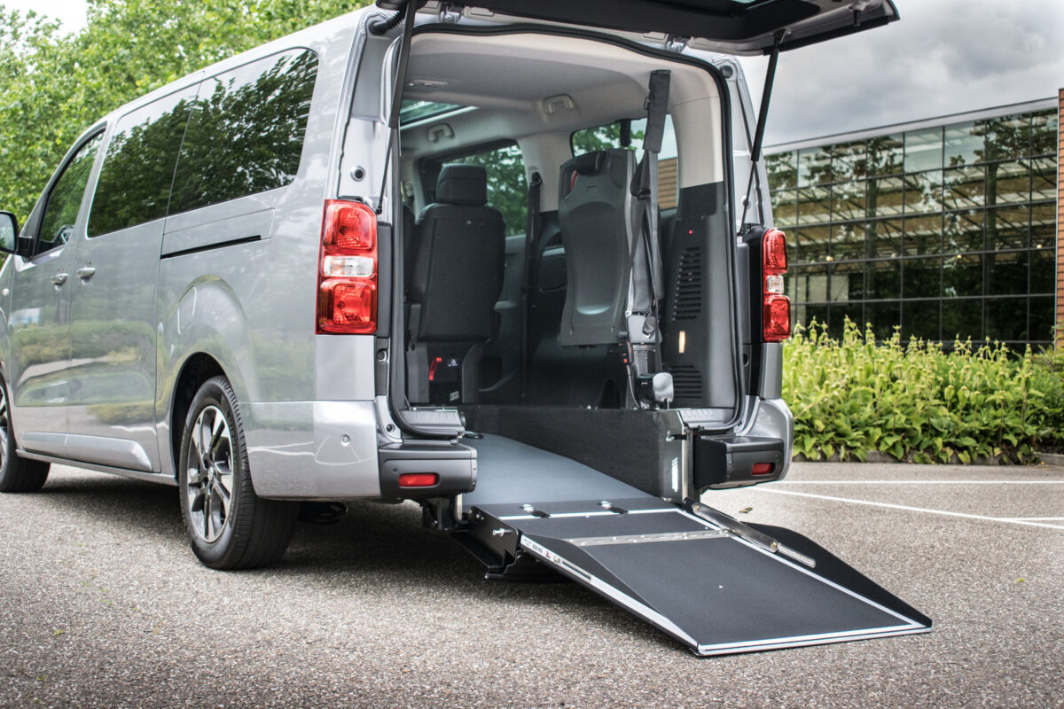 auto-op-maat: zelfrijden bodemverlaging met rolstoel in auto