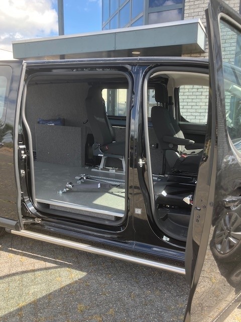 Bus interieur inrichten Bekleding van een rolstoelbus